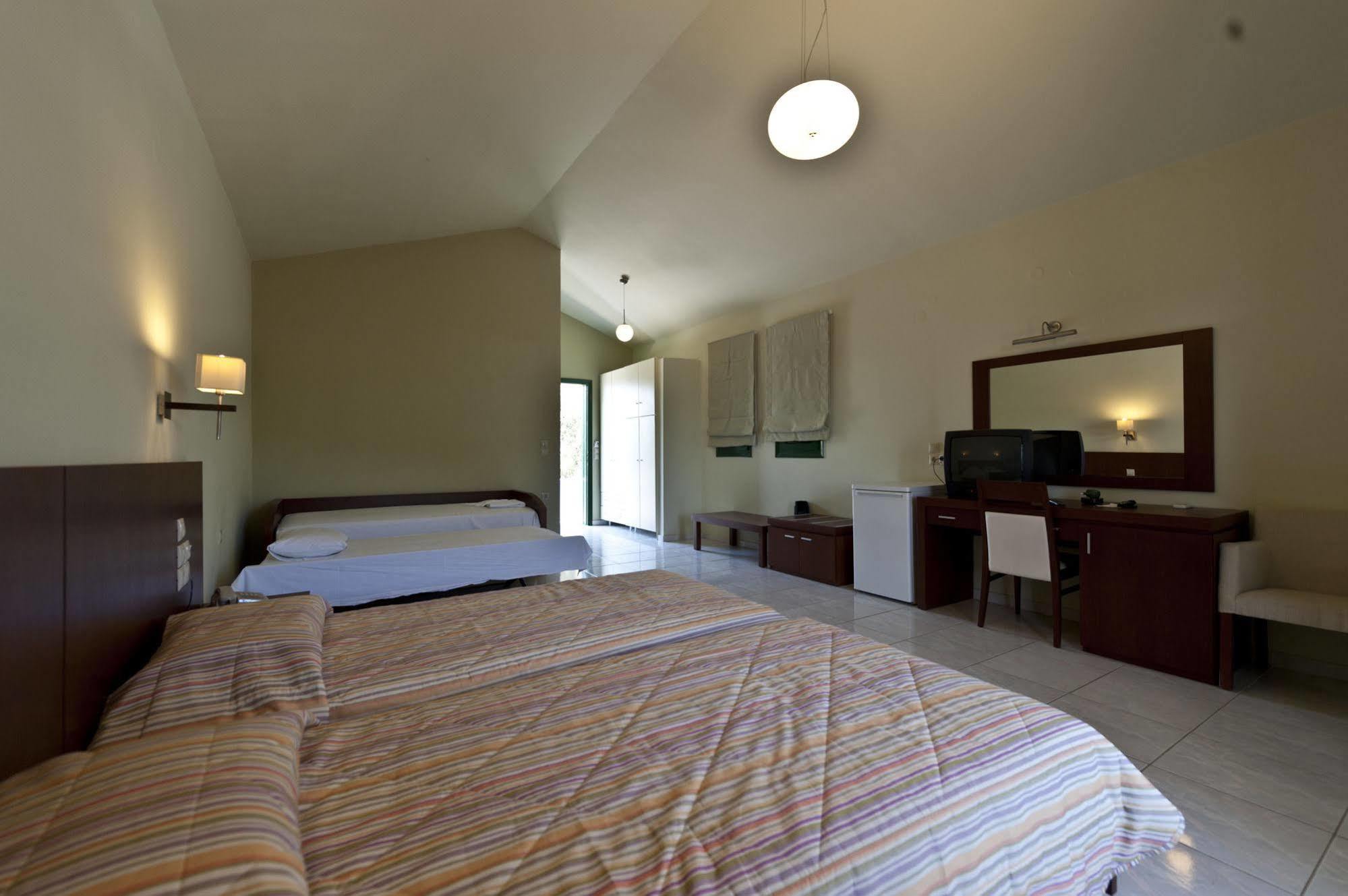 Skiathos Club Hotel & Suites Vasilias  ภายนอก รูปภาพ
